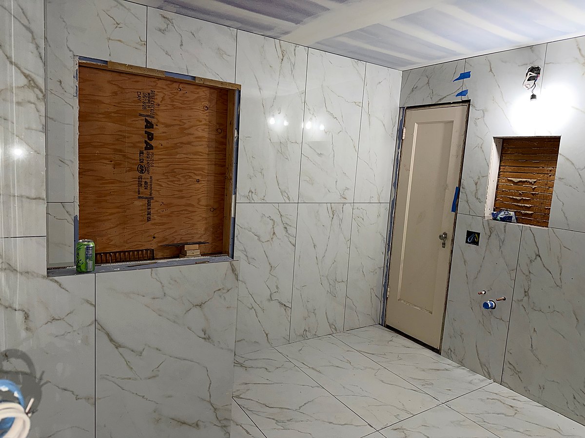 Bathroom with the walls fully tiled in large format porcelain